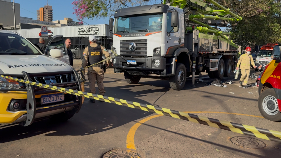 Motociclista de 27 anos fica gravemente ferido após ser atropelado por caminhão em Campo Mourão