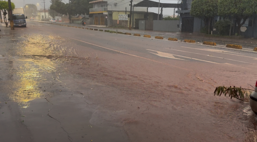 Temporal com granizo causa destruição e alagamentos em Campo Mourão neste sábado