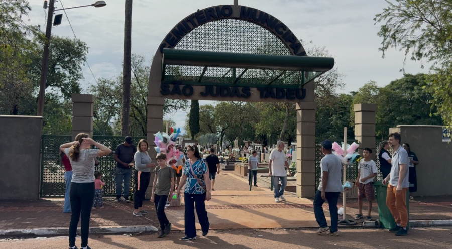 Mesmo após temporal, milhares visitam o Cemitério Municipal São Judas Tadeu no Dia de Finados