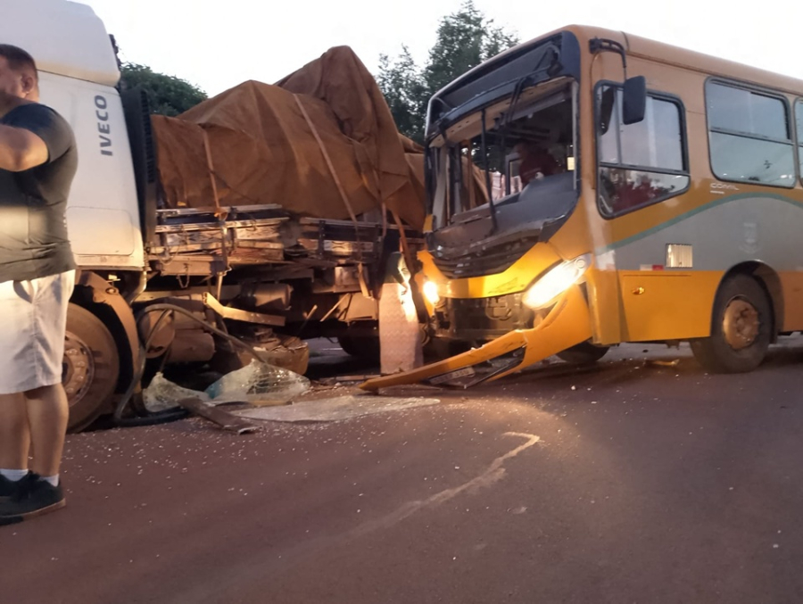 Acidente entre caminhão e ônibus deixa três pessoas feridas em CM